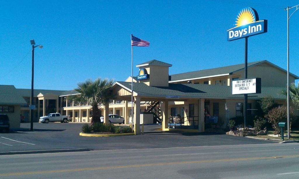 Days Inn By Wyndham Snyder Exterior photo